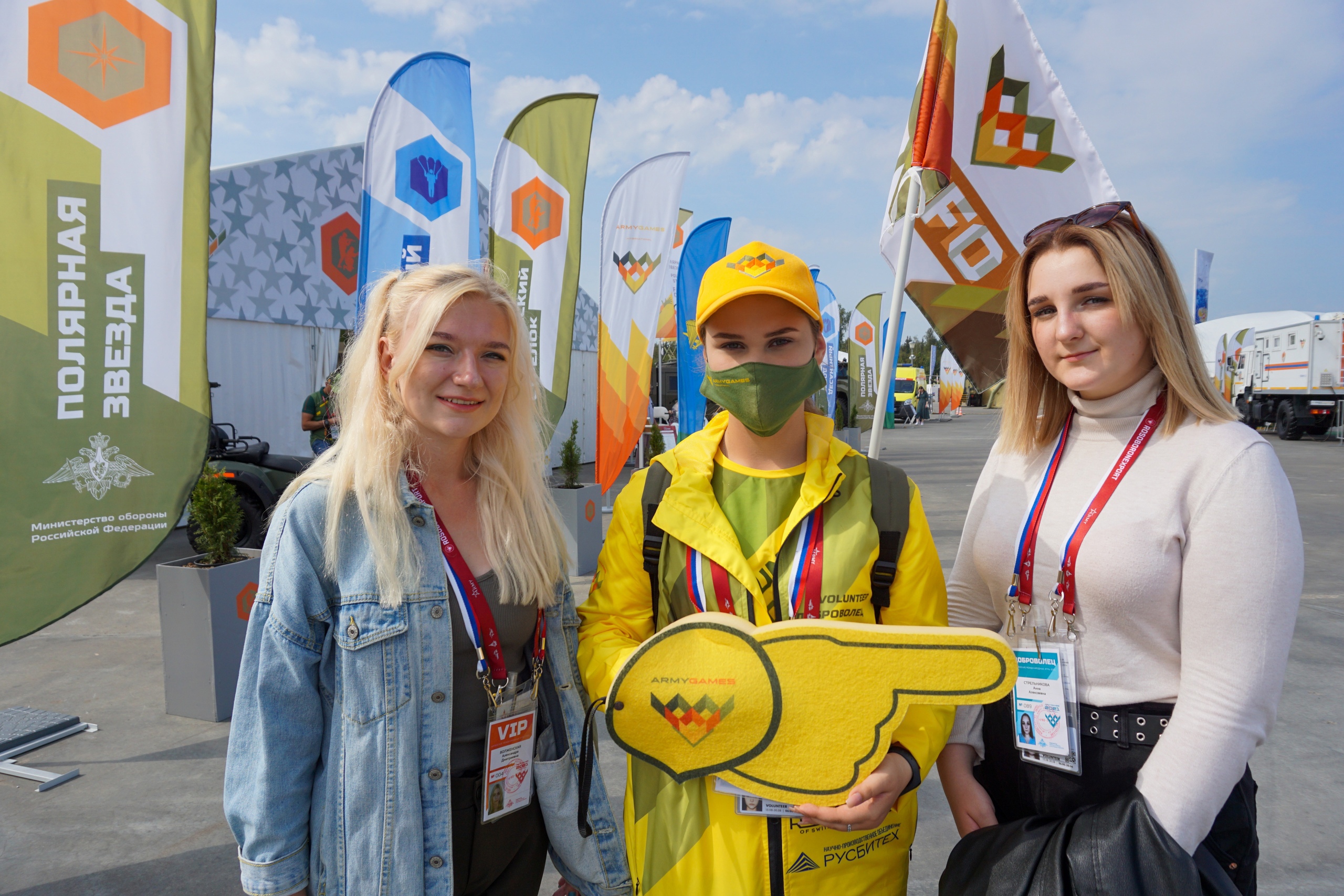 Менеджер Александра Волженская и тим-лидер Анна Стрельникова с волонтёром