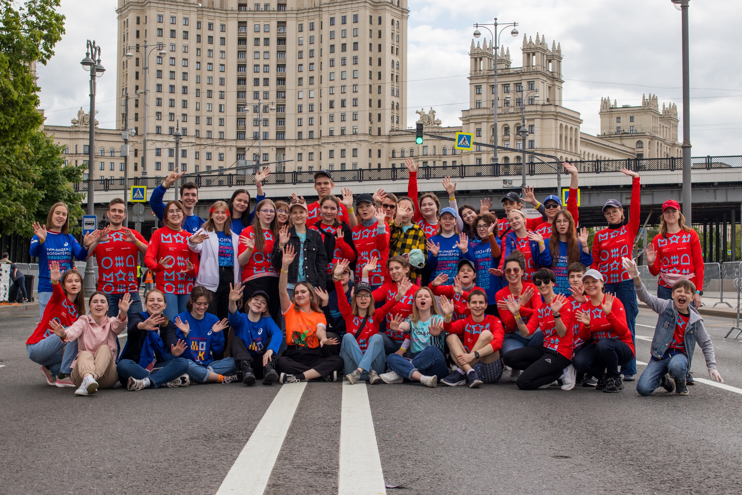 Волонтёры Вышки на Московском полумарафоне 2023 от Бегового сообщества