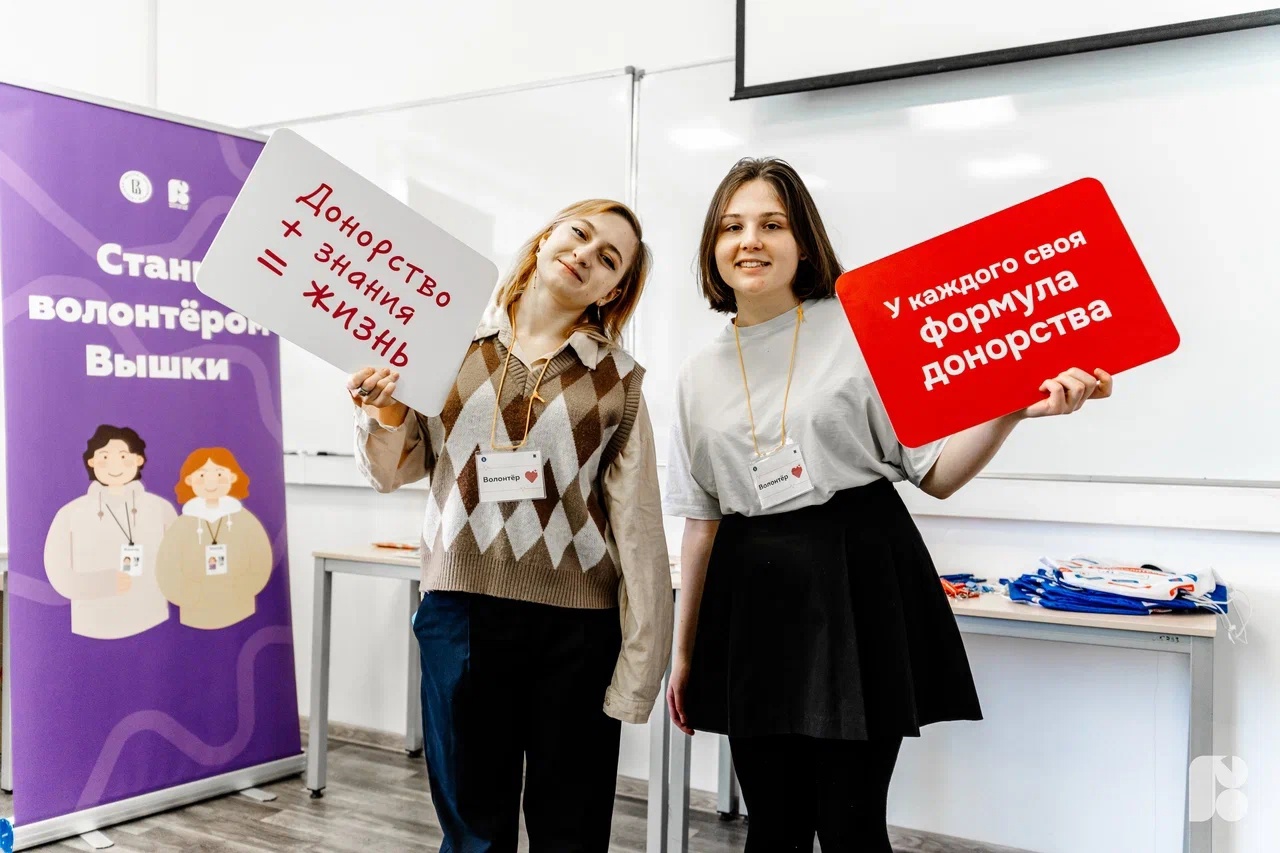 Лиза Рудич и Лена Ермолаева — волонтёры зоны кофе-брейка